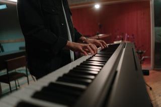 Piano synthétiseur d'occasion : guide d'achat complet
