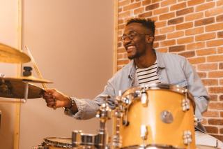 Instruments à percussion : guide complet des percussions