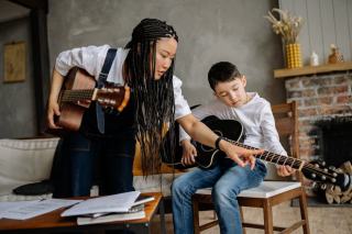 Femme qui joue de la guitare : comment se lancer facilement