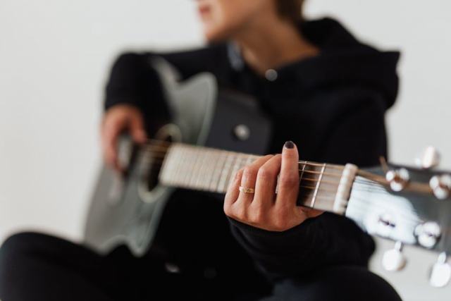 Apprendre la guitare pour gaucher : guide et conseils