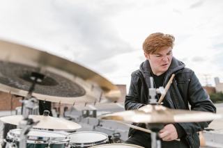 Instruments de percussion pour bébé : guide d'éveil musical